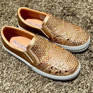 Skechers Rose Gold beaded shoes! Worn 1x like new! Sz 7, Air cooled Memory Foam.